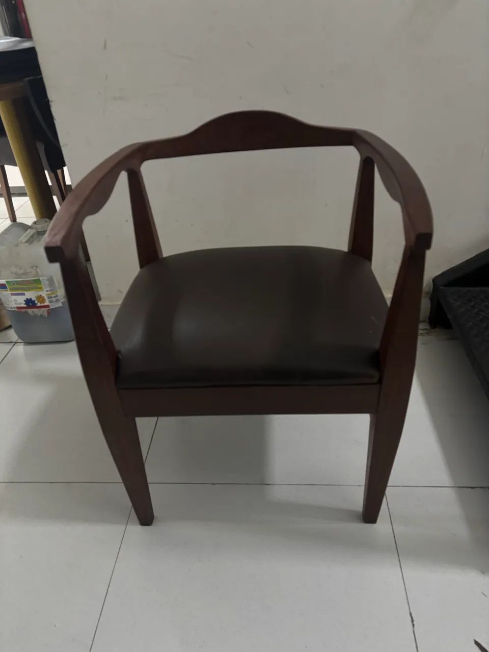 Vendo Cadeiras de Madeira e couro - Foto 4