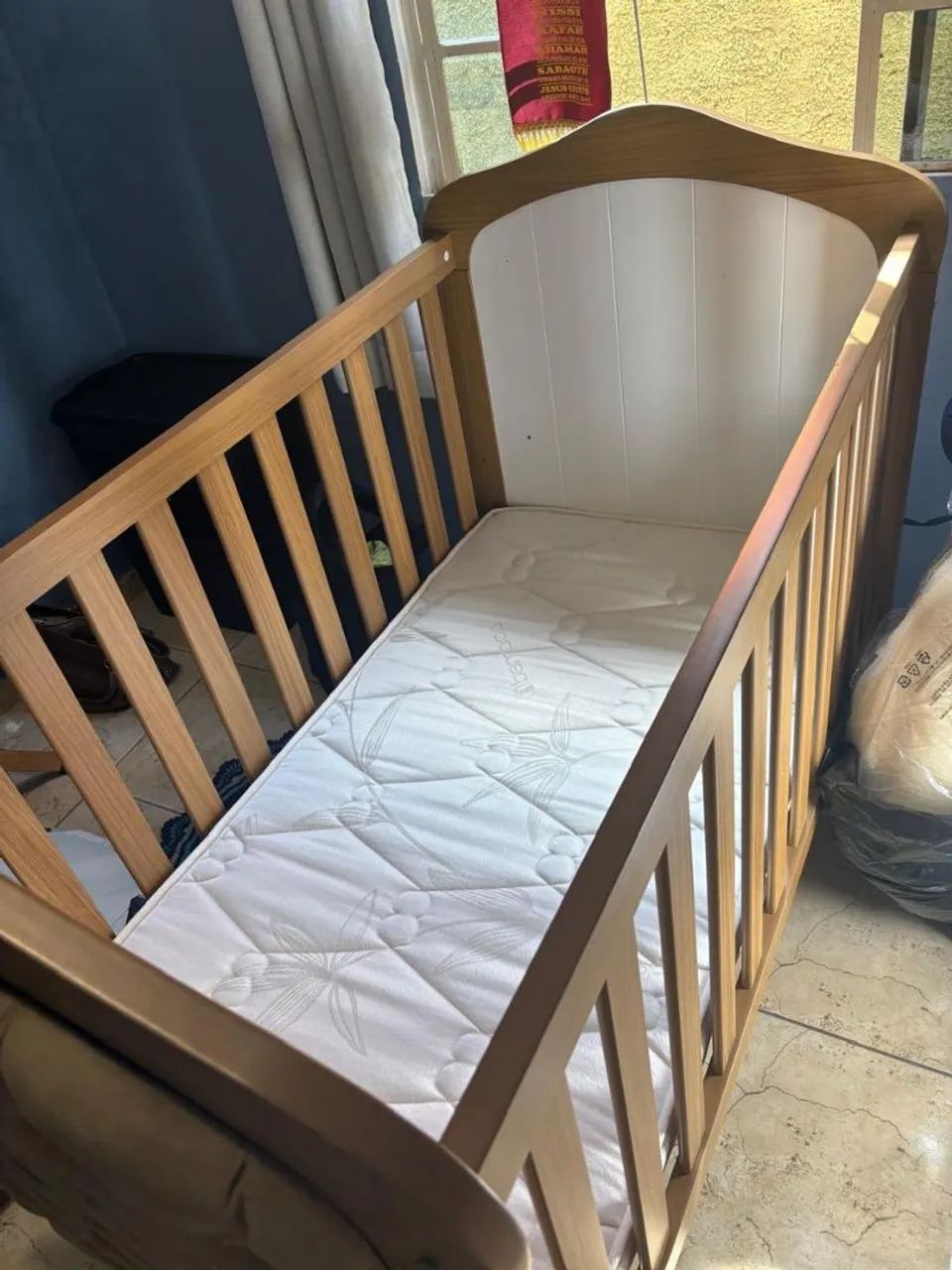 Berço Capitonê vira cama + colchão  - Foto 2