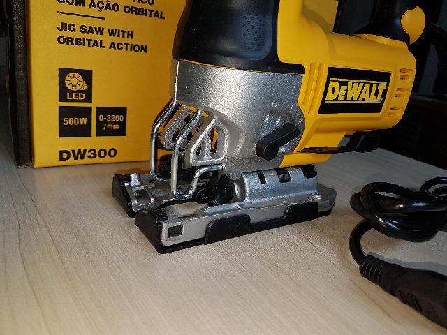 Serra Tico-tico 500W c/ base ajustável DW300 DeWalt - Foto 5