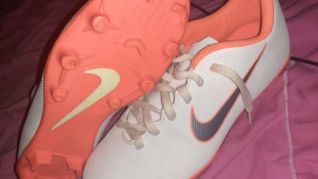 Vendo ou troco chuteira da Nike - Foto 2
