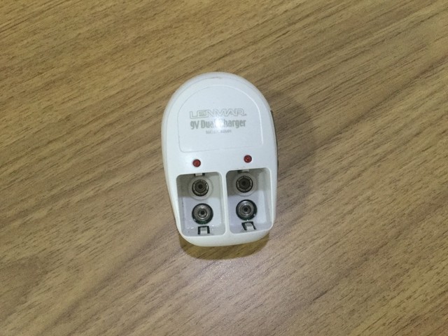 Carregador de baterias 9volts para 2 baterias simultaneamente 
