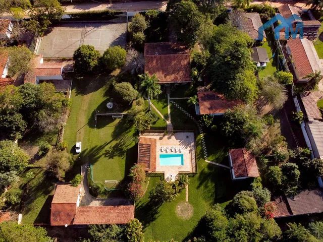 Chácara com 3 casas e mais de 8 mil metros de terreno.