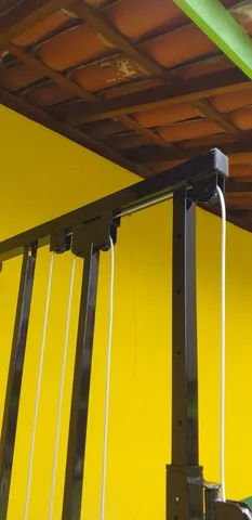 Cross Over aparelho de musculação puxada alta e baixa