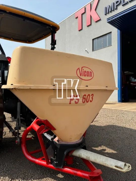cod. 1103 - Semeadeira / Adubadeira Vicon Pendular 600 L - TK Tratores Nova Andradina - MS