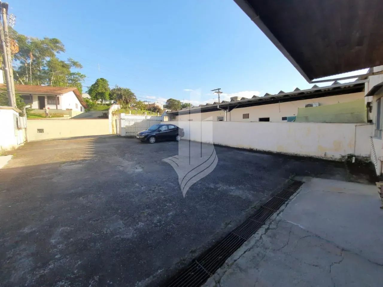 Galpão com 500m², Amplo pátio para estacionamento - Foto 2