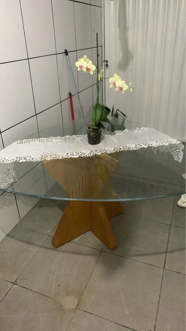 Mesa de vidro com base em madeira64985889729026120