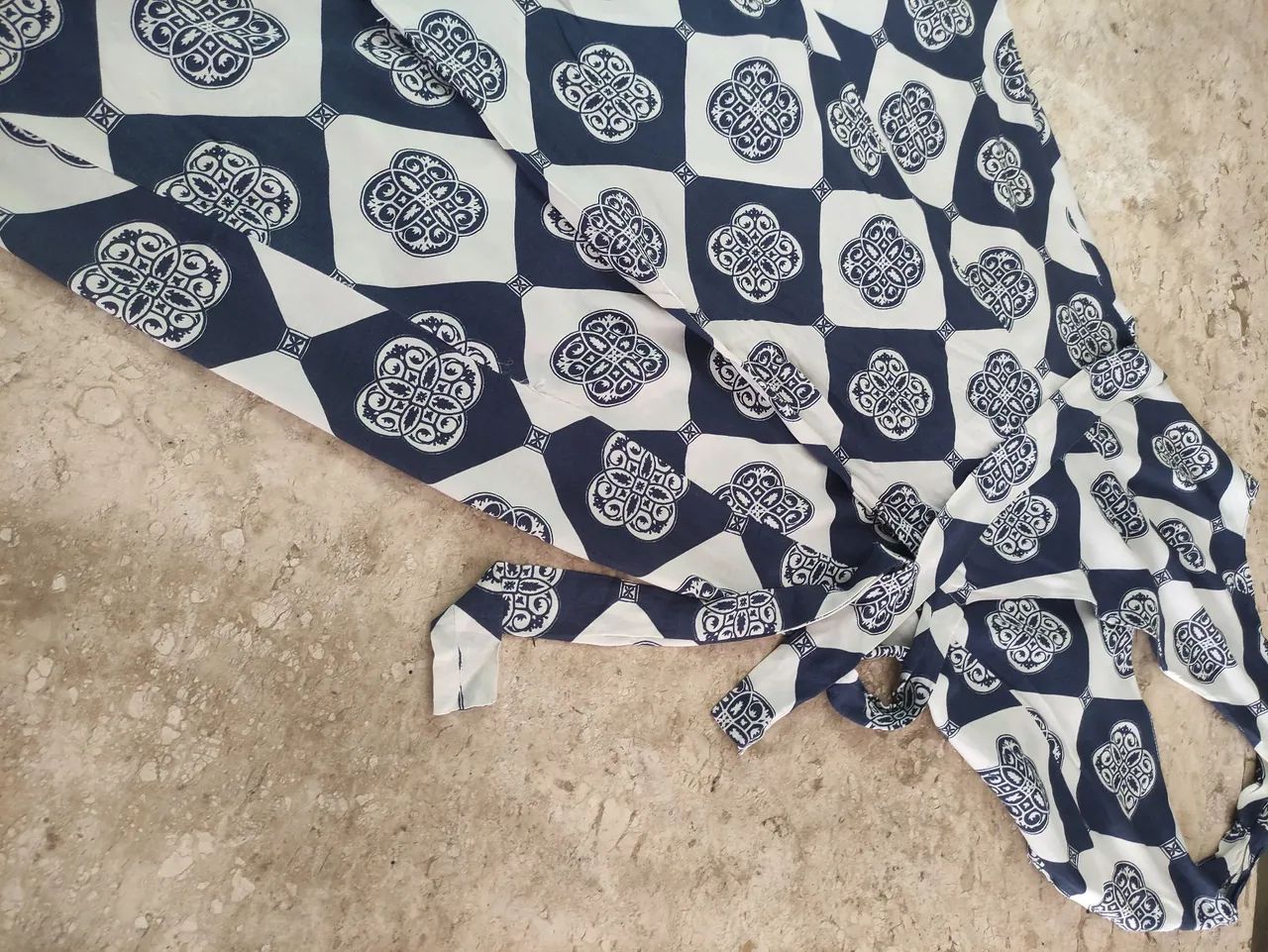 Vestido estampado azul e branco