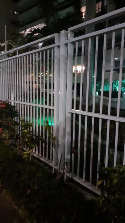 Portões em chapa reforçada com social para garagem. - Foto 6