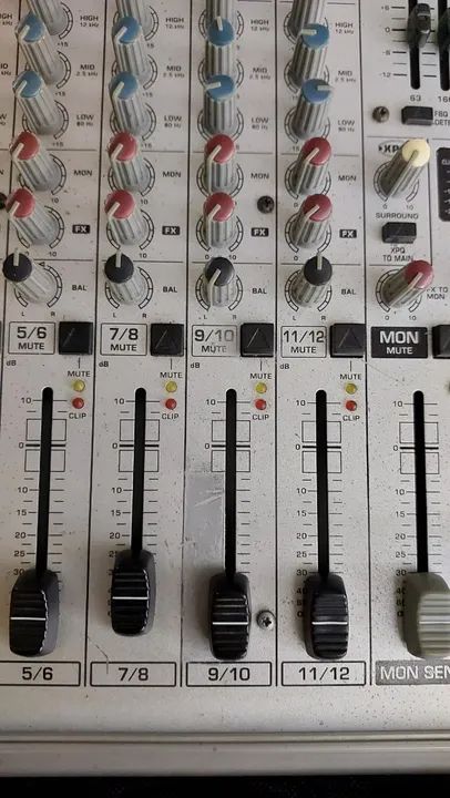 Mesa Behringer Amplificada + 2 caixas Staner - Foto 5