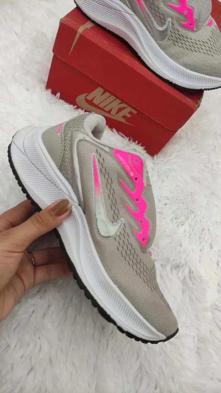 Tênis Nike Cinza com Detalhes em Rosa
