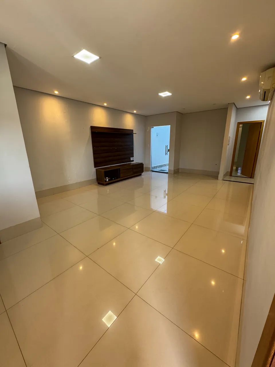 Vendo Linda Casa no Condomínio Flor do Cerrado, Com Piscina. - Foto 3