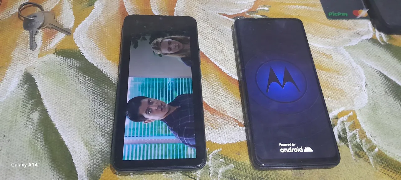 Motorola 7 e o outro e um motorola G4