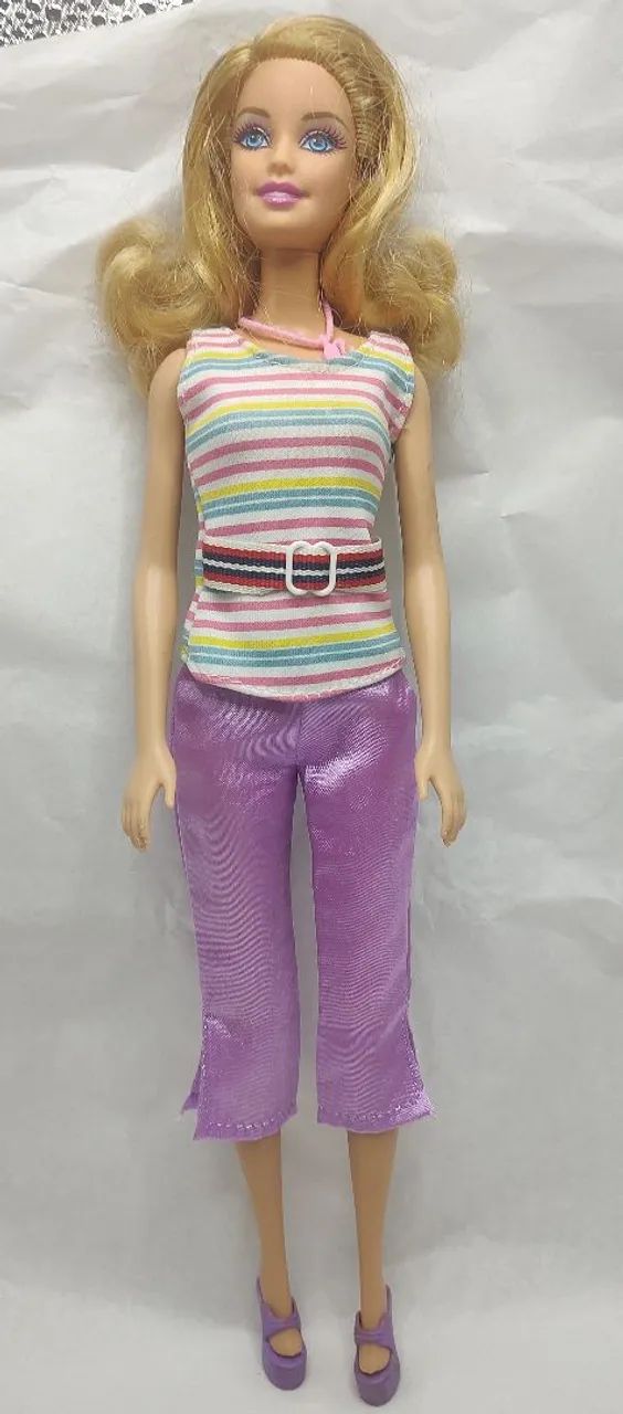 Boneca Barbie Loira com Roupa Colorida