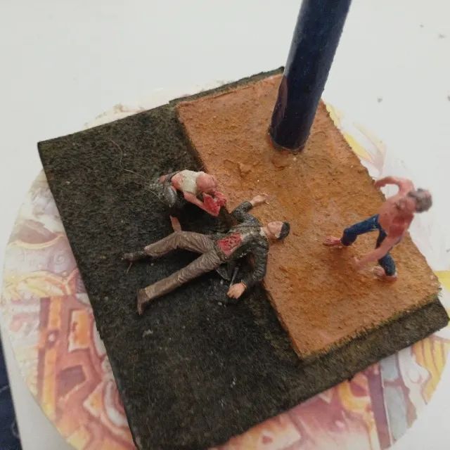 diorama de cena de ataque zumbi  - Foto 5