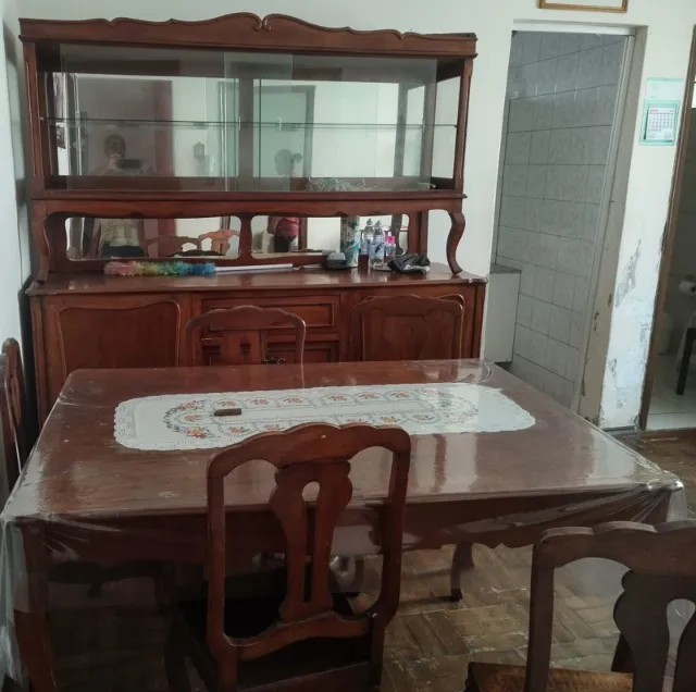 Cristaleira Antiga com a mesa - jogo completo - antigo - madeira maciça - 60 anos