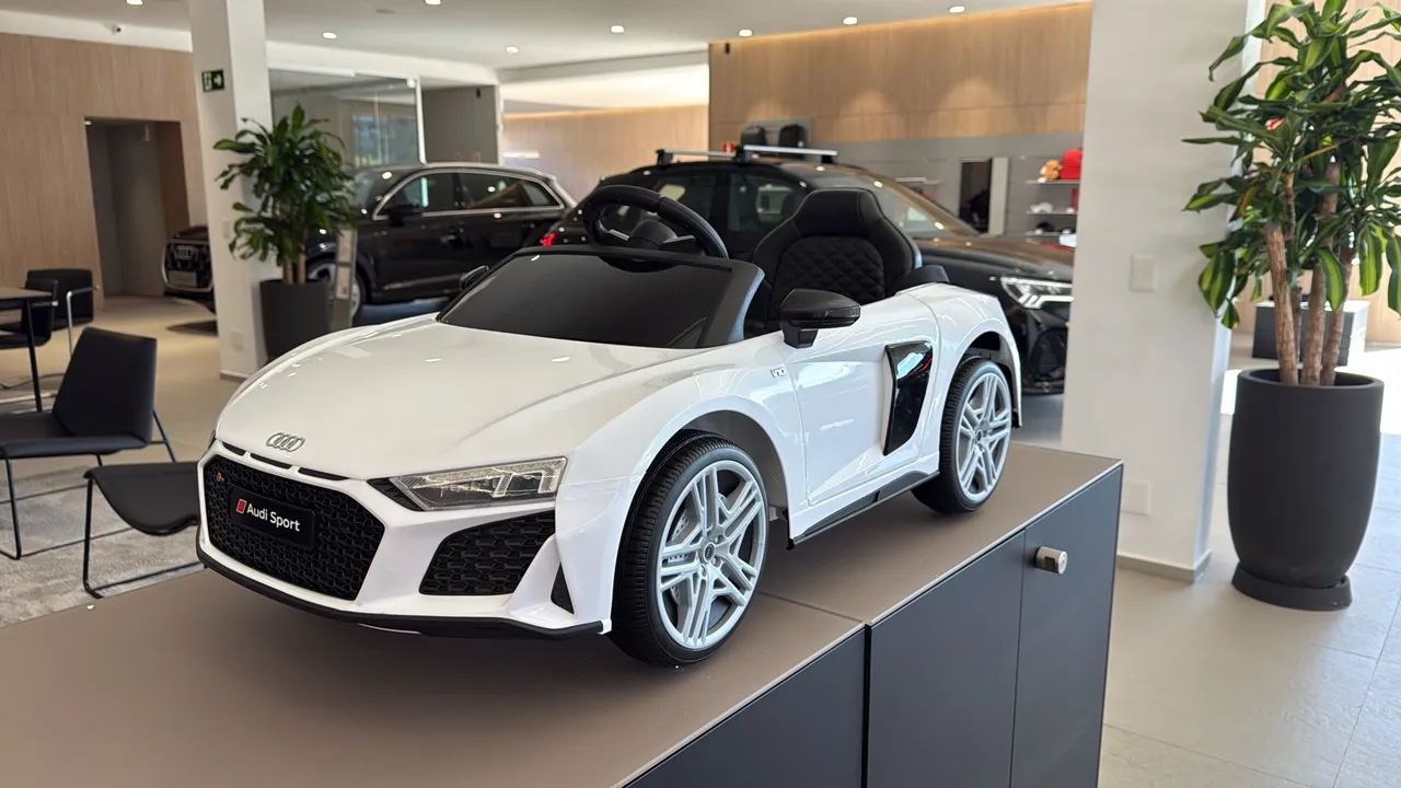 Miniatura Audi R8 Sport Elétrico Infantil