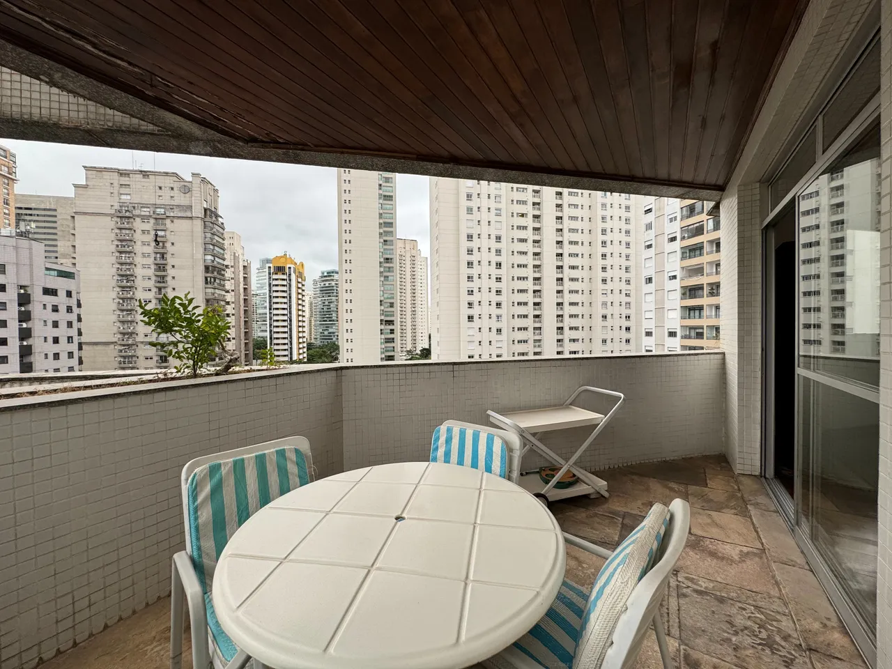 Apartamento a venda são 244 m² 4 dormitórios sendo 3 suítes 3 vagas Moema - São Paulo - S