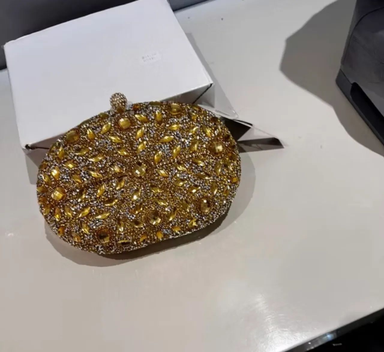 Bolsa dourada com pedrarias