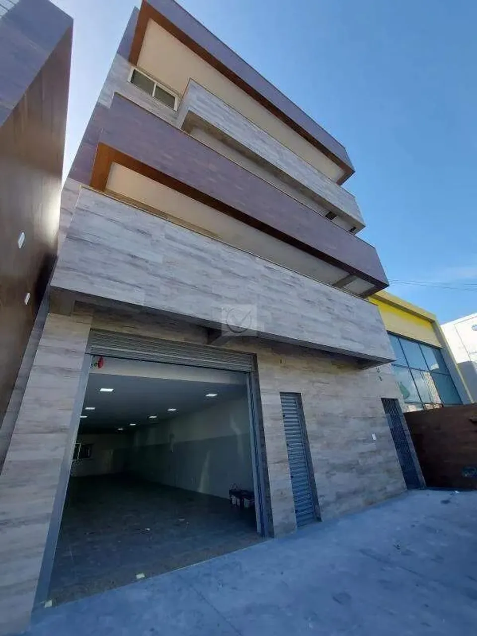 Prédio Comercial na Avenida Hermes Fontes com 27 salas