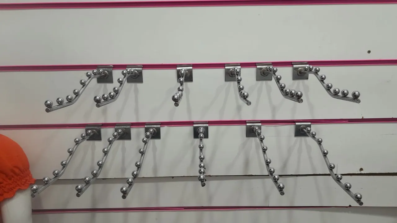 Pestanhas para exposição de cabides de roupa