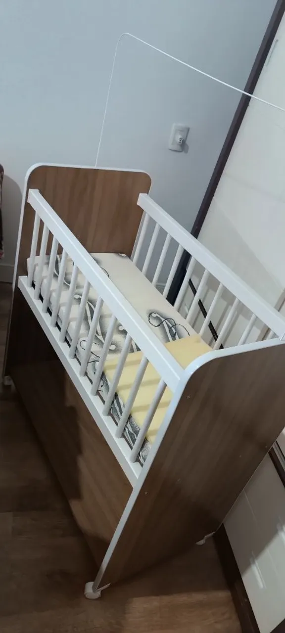 Mini Berço Moderno de Madeira com Design Elegante