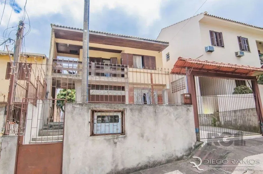 Casa de 4 dormitórios no bairro Glória