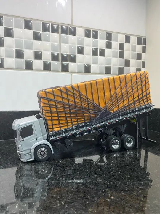 Caminhão miniatura constellation 24-250 teto baixo!!!