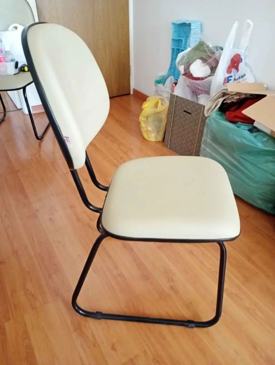 Cadeira de escritório fixa s/ braços Work Móveis em Couro Ecológico / Metal Bege - Foto 2