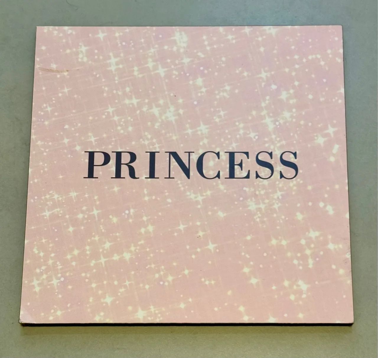 Placa em MDF princess no fundo rosa  20x20cm