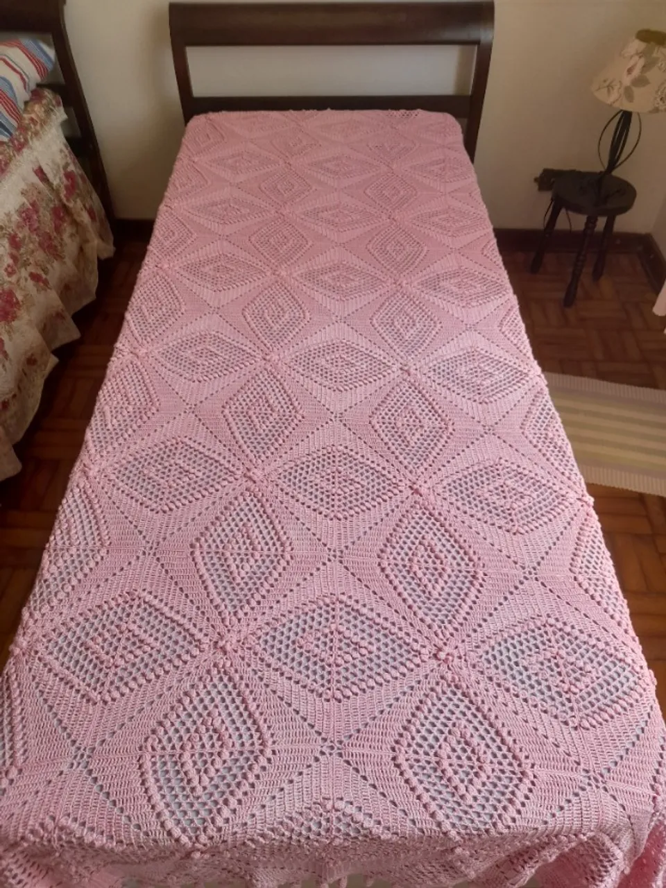colcha de solteiro rosa de crochê feito a mão antiga