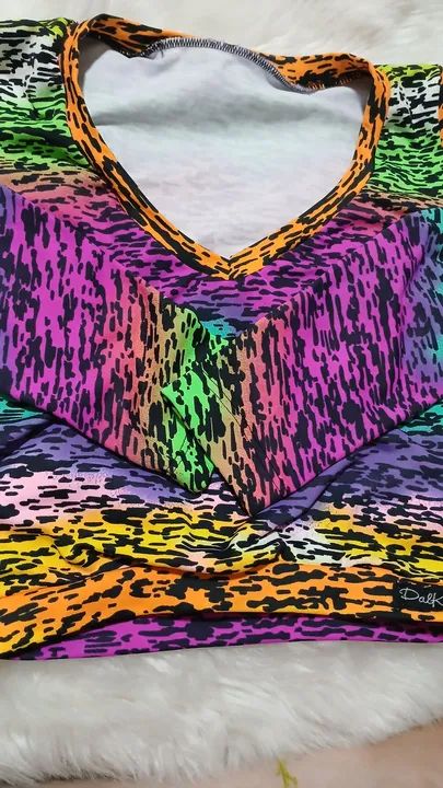 Blusa curta oncinha colorida com manga longa.