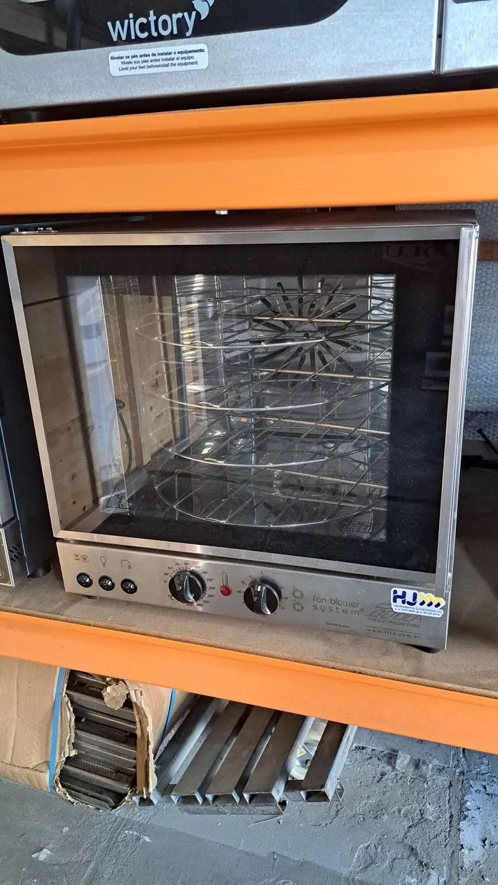 A. Forno giratório Titã 4 assadeiras