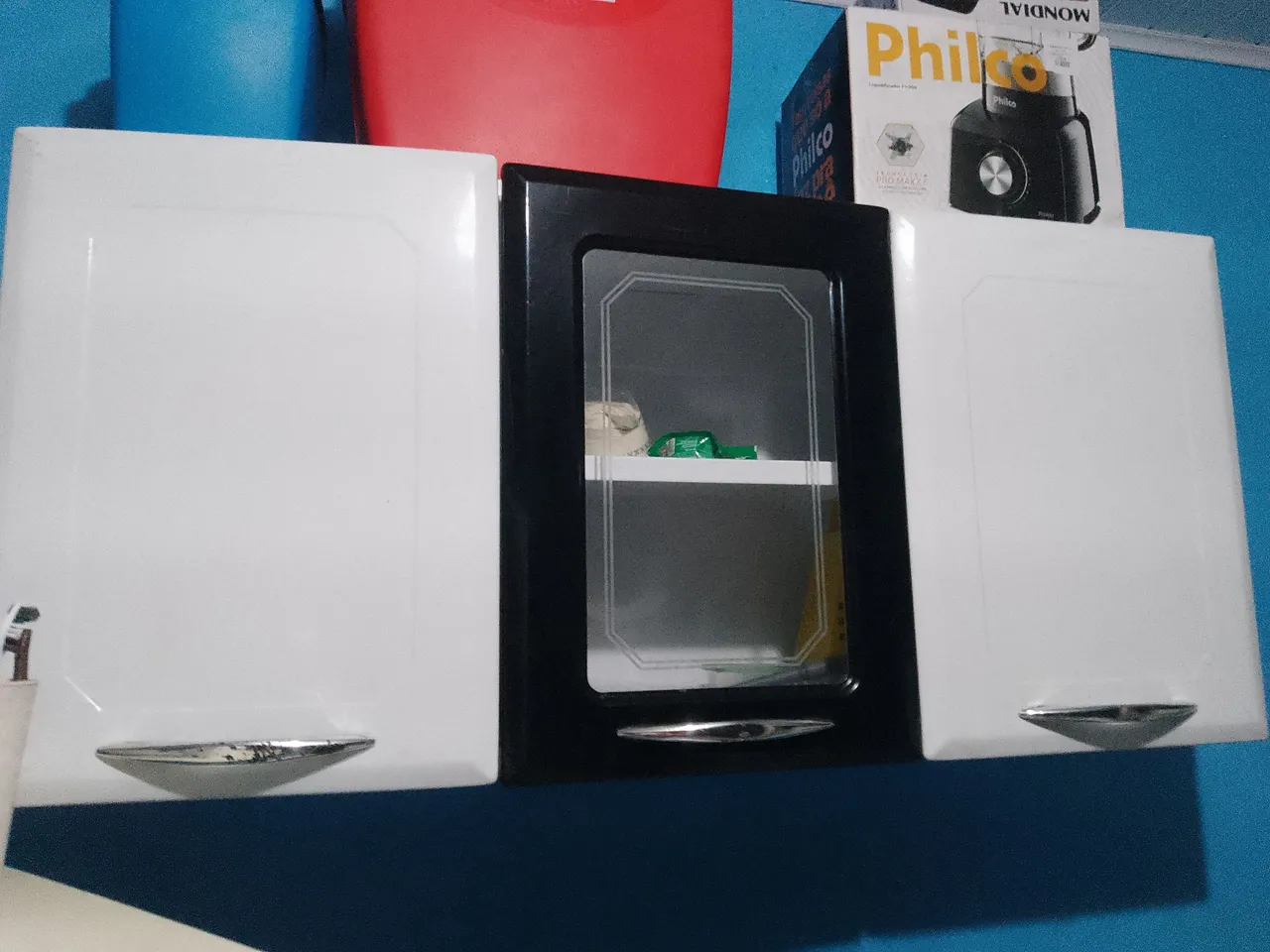 Armário de Cozinha com Vidro e Design Moderno