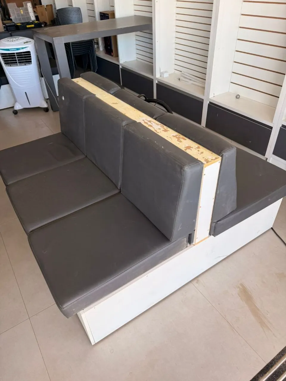 Sofá modular cinza para ambientes diversos