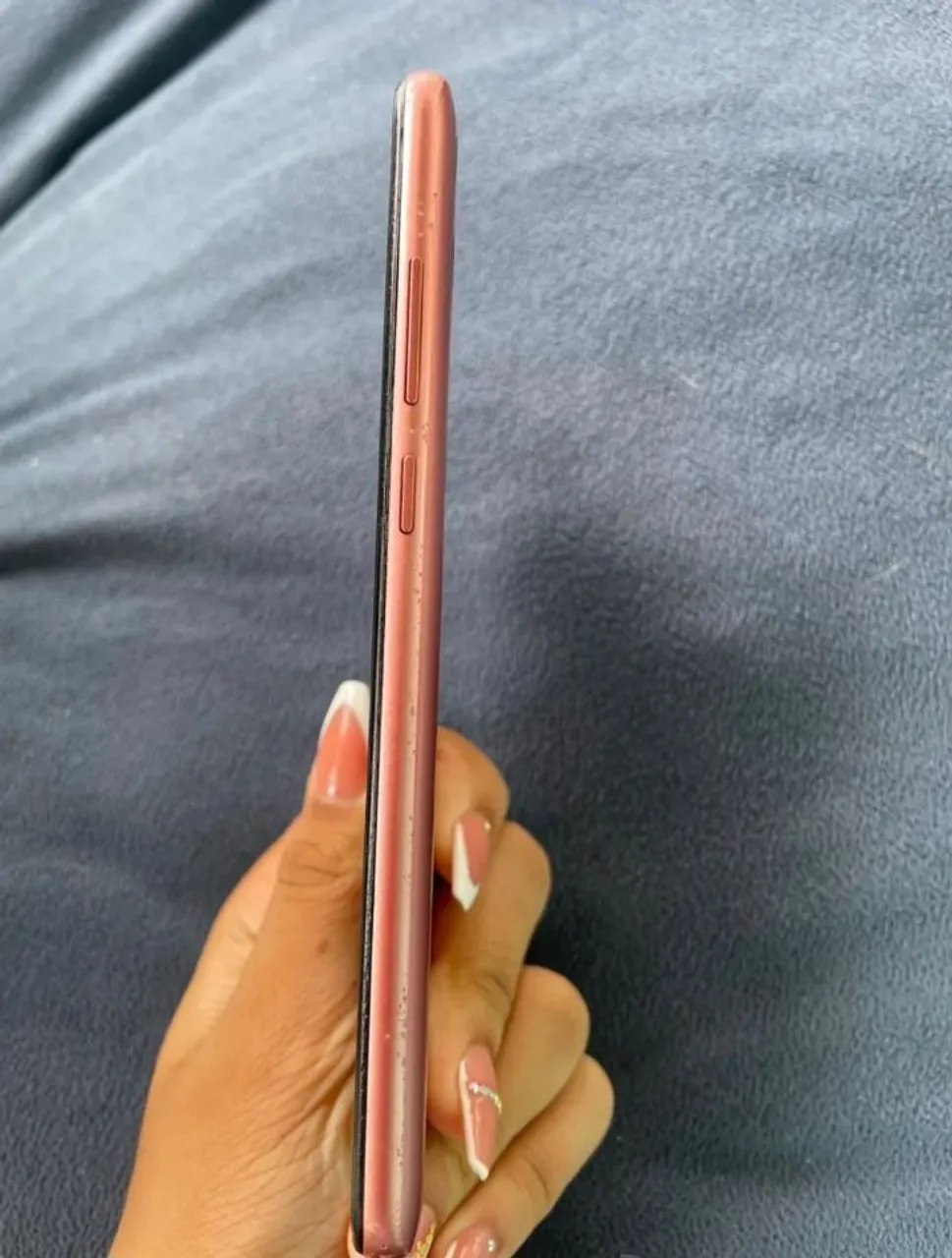 Celular a 04 com a tela trincada