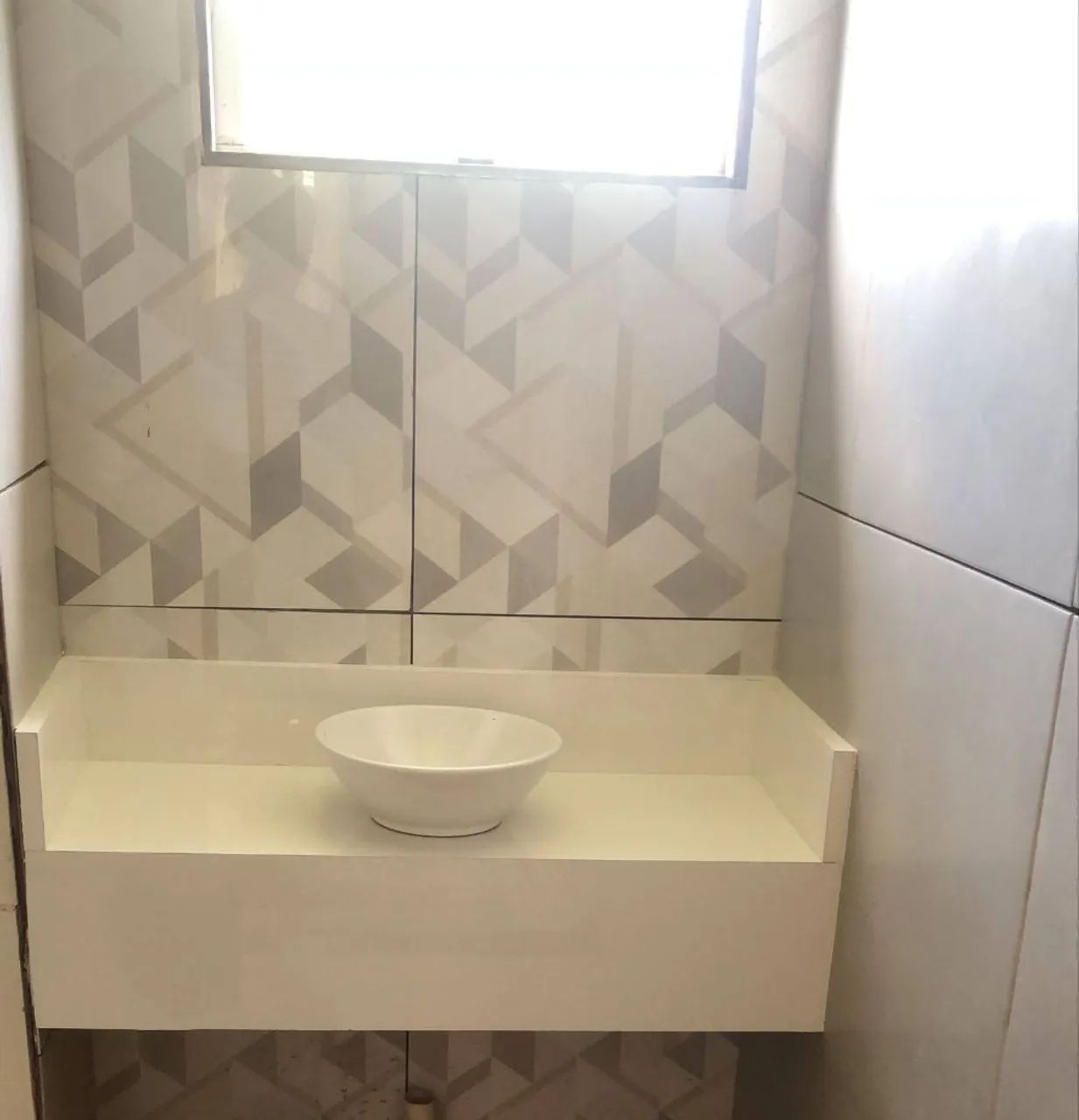 Bancada para cuba sobre por branca para banheiro