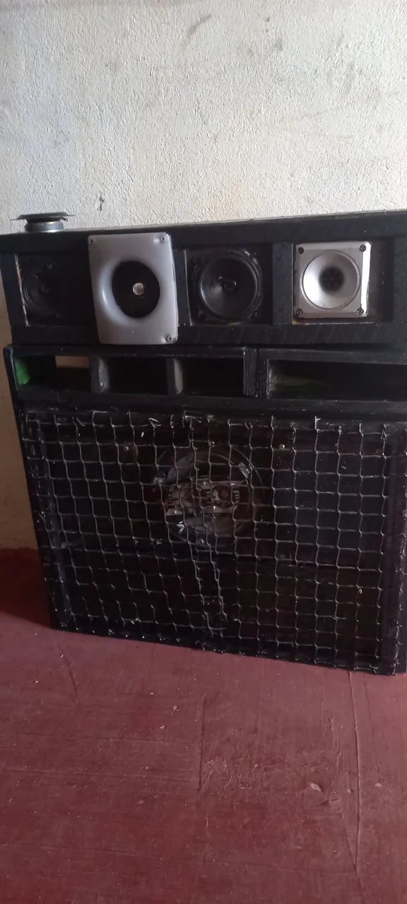 Uma caixa de som grave e médio 