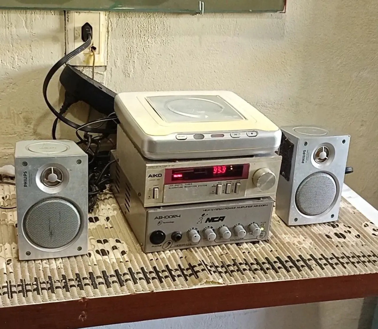 Um amplificador. Um DVD com controle. Um toner. Mais 2 caxinha. E acessórios
