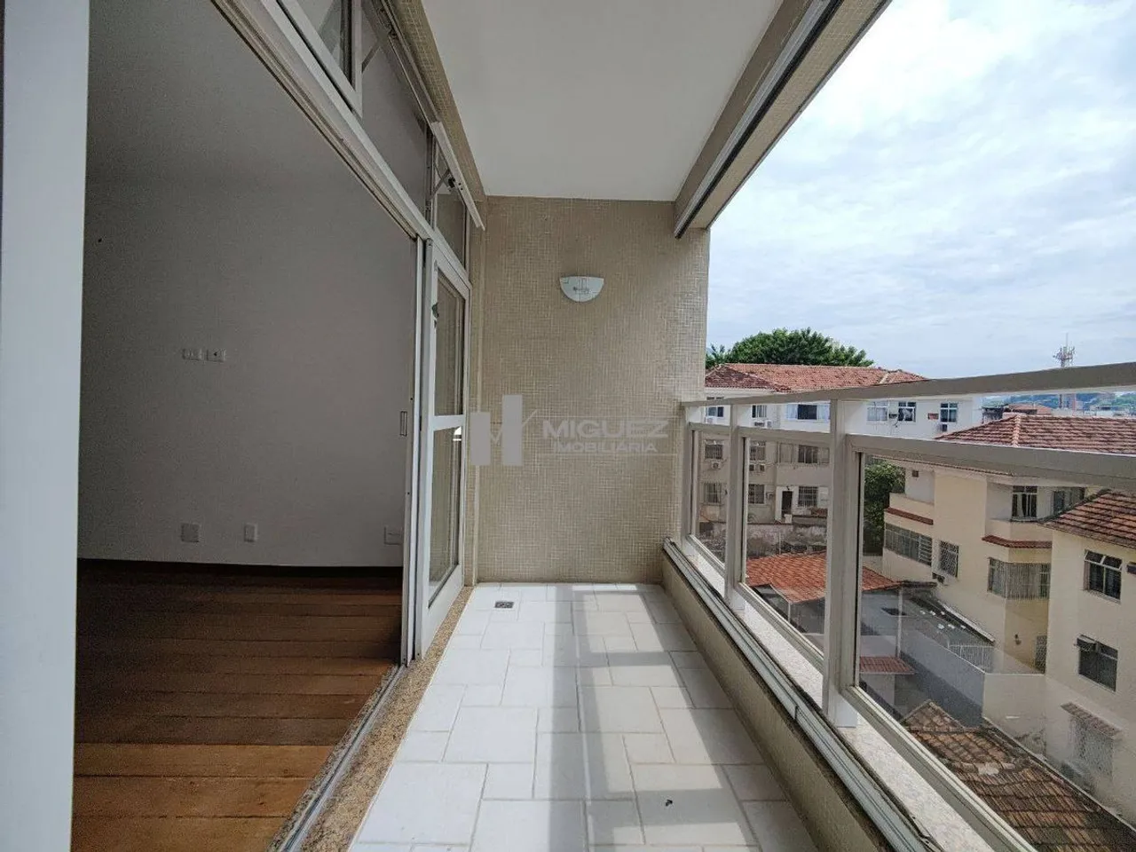 Varanda, 3 quartos sendo 1 suíte, dependência completa, 2 vagas de garagem - Rua Antônio S