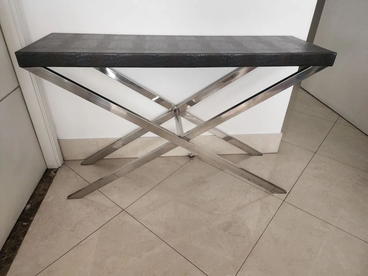 Aparador de couro com aço inox 120cm