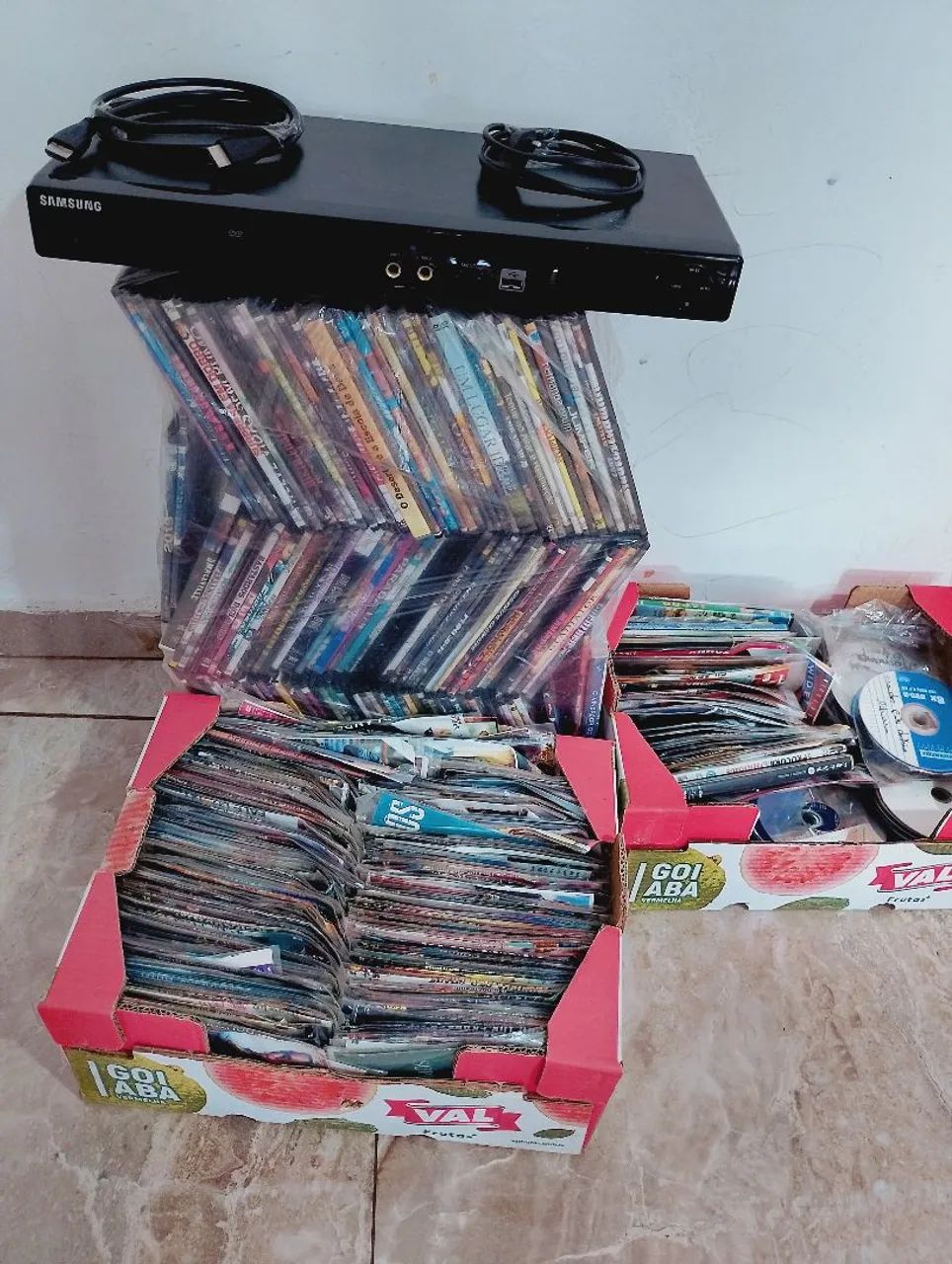 Aparelho Dvd também com entrada HDMI  e TODOS os cds Dvds que estão na foto 