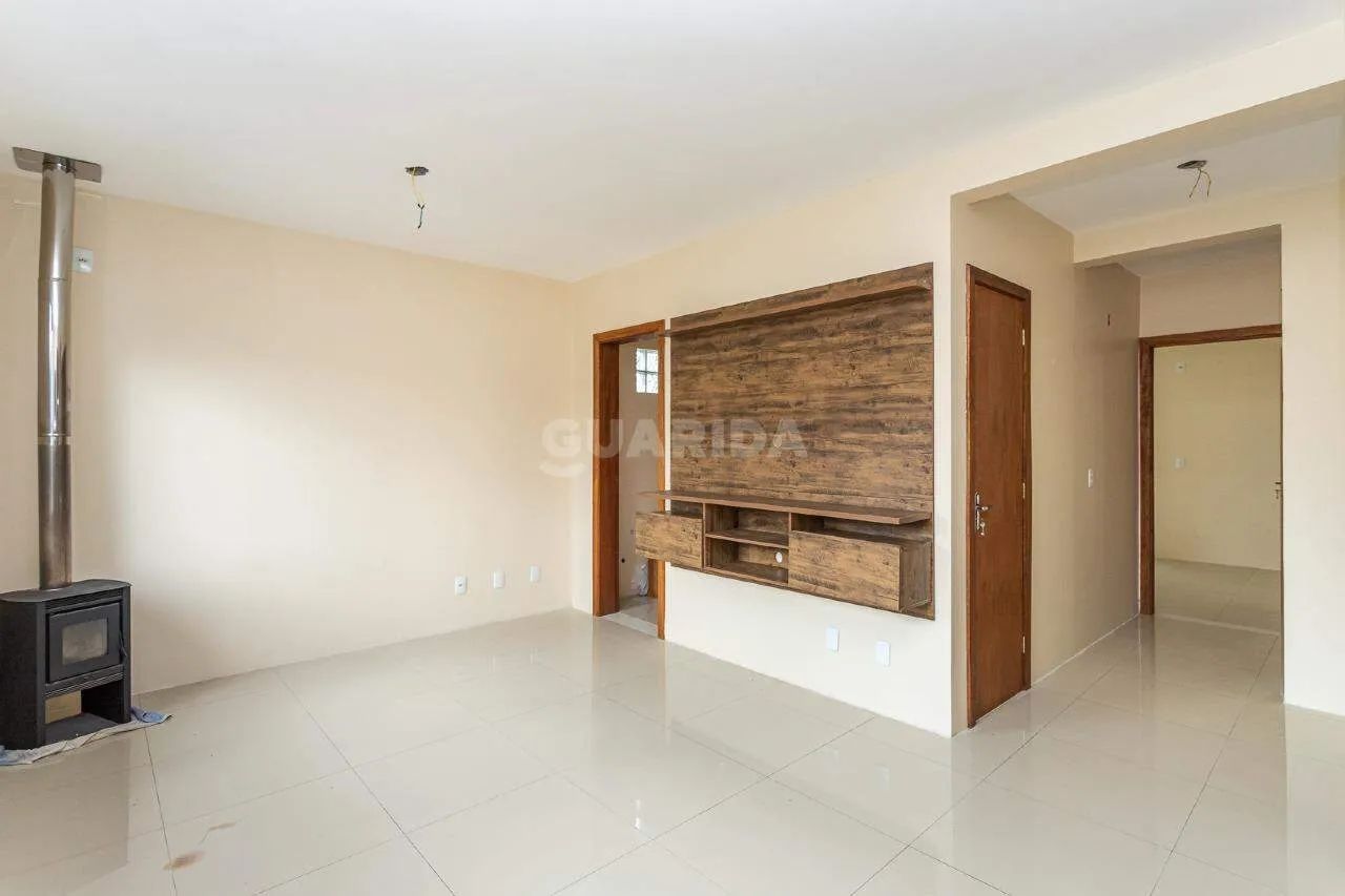 Casa residencial de 03 dormitórios, sendo 02 suítes no bairro Petrópolis.