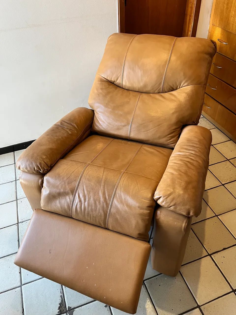 Poltrona do papai! | Reclinável | Em couro | Com bolsão para controle remoto