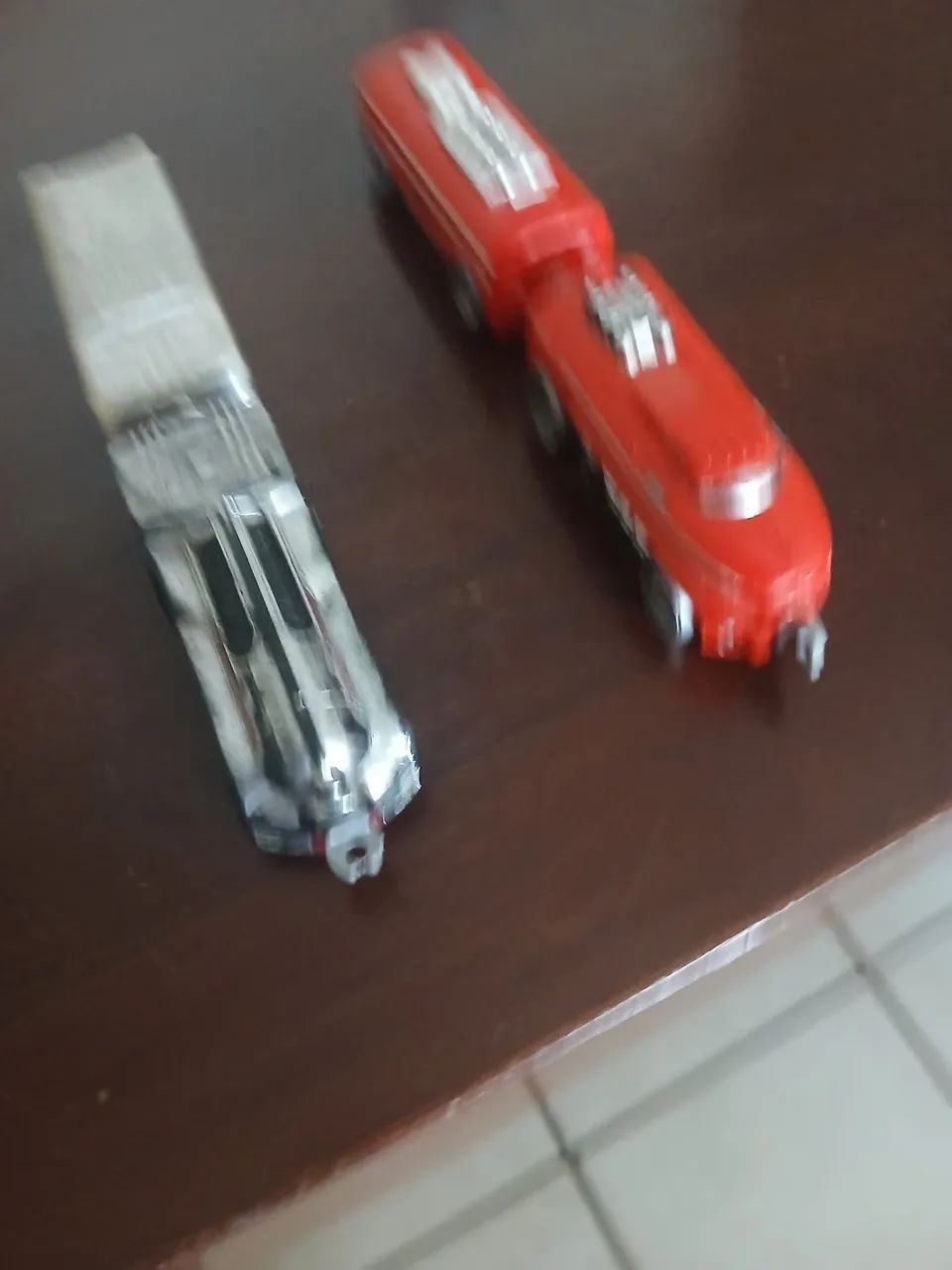 Trens da hot Wheels vermelho e cinza - Foto 4