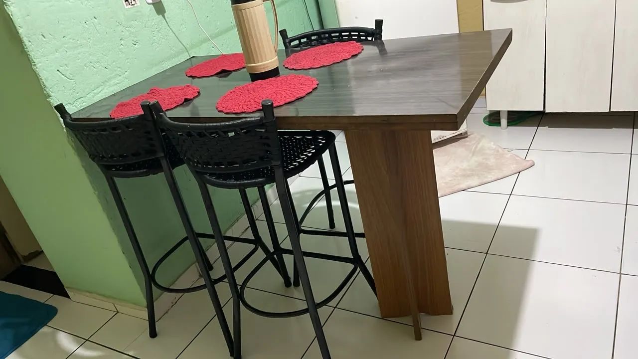 Mesa com banquetas 