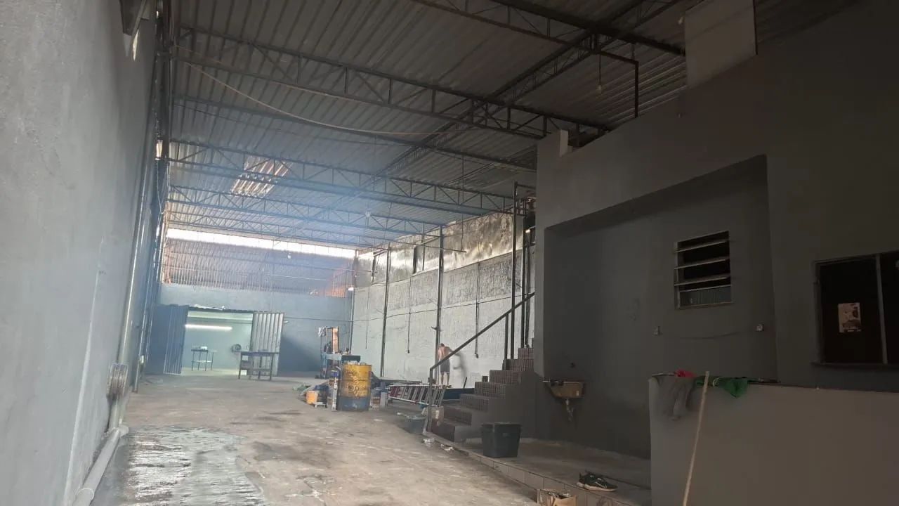 Alugo excelente Galpão com 400 m2 em Bonsucesso 