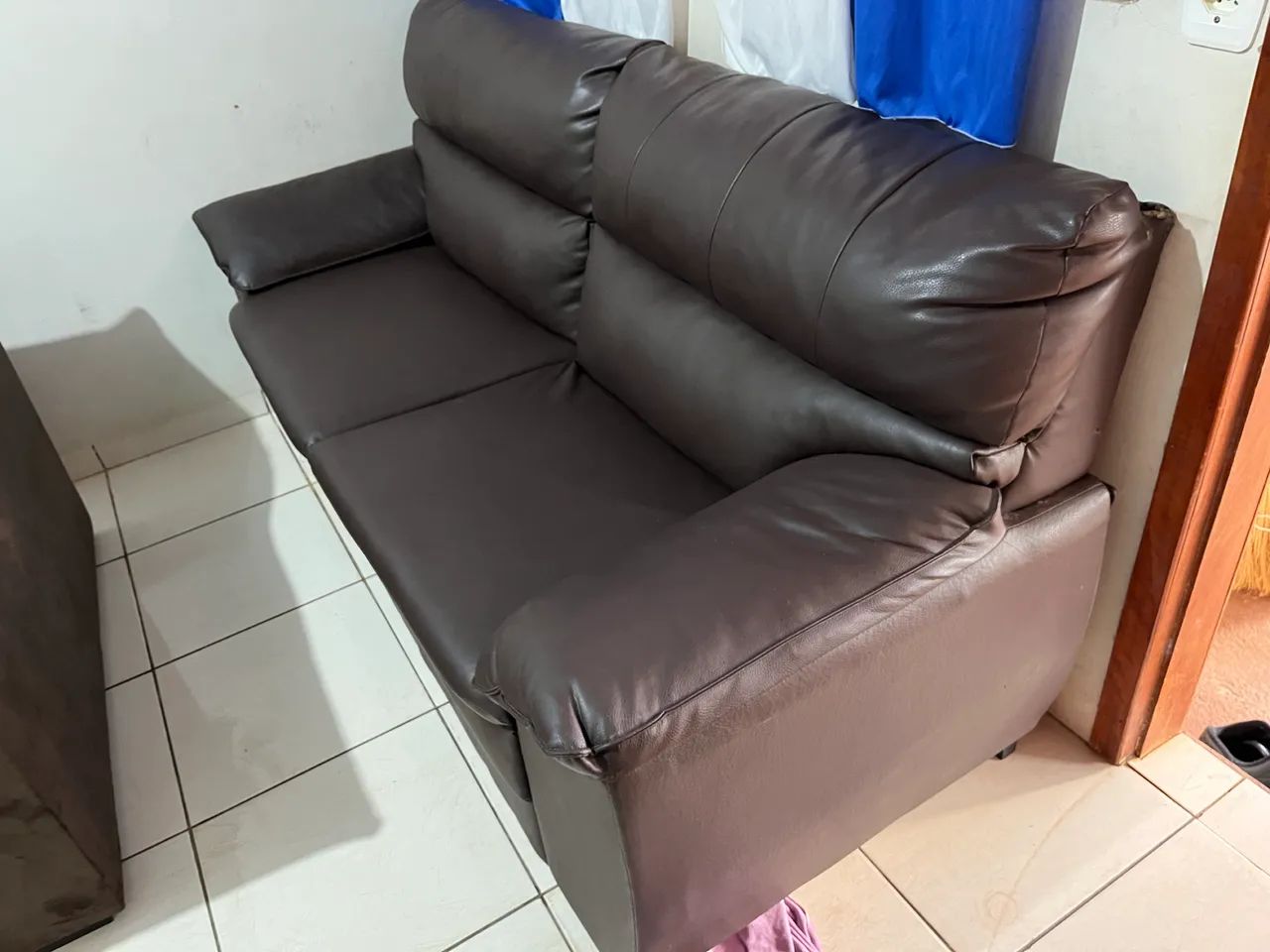 Sofá em courino marrom 2 lugares - Foto 3