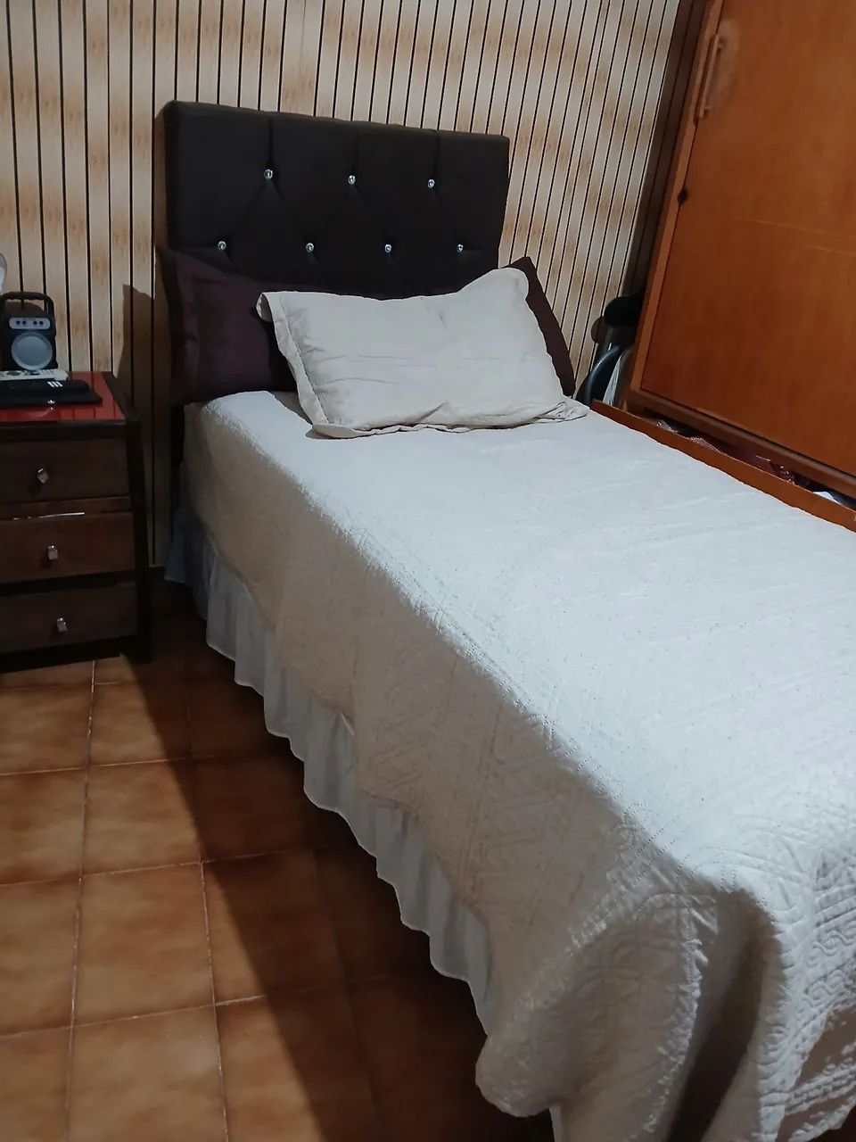 Cama box solteiro com colchão de molas ensacadas e  cabeceira e duas saias