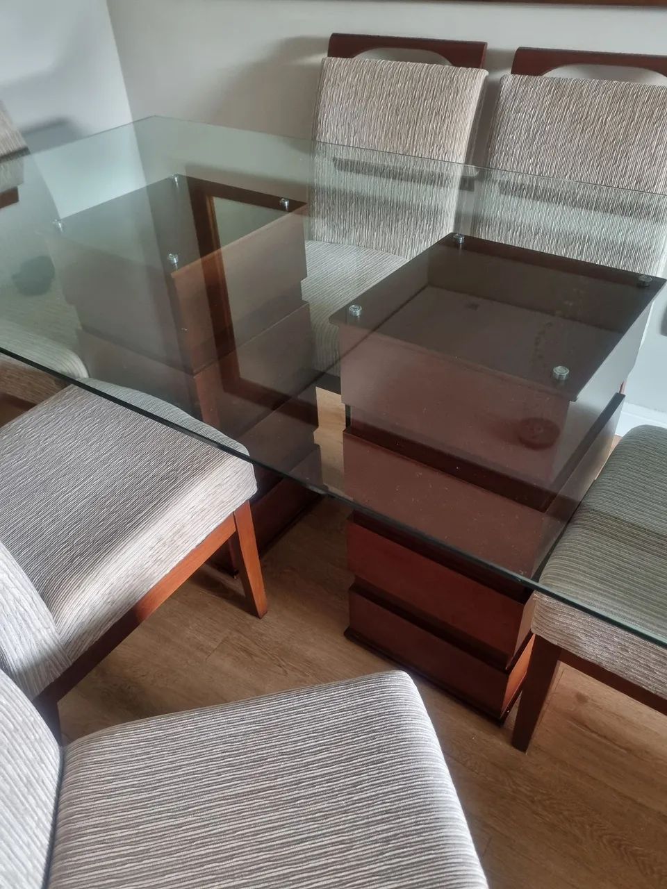 Mesa de jantar, tampo de vidro 