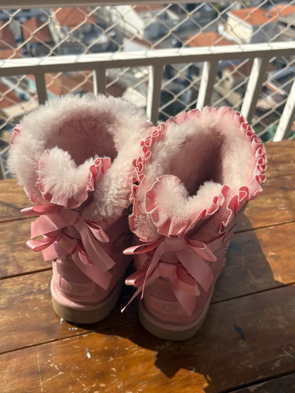 Bota UGG rosa de laço 